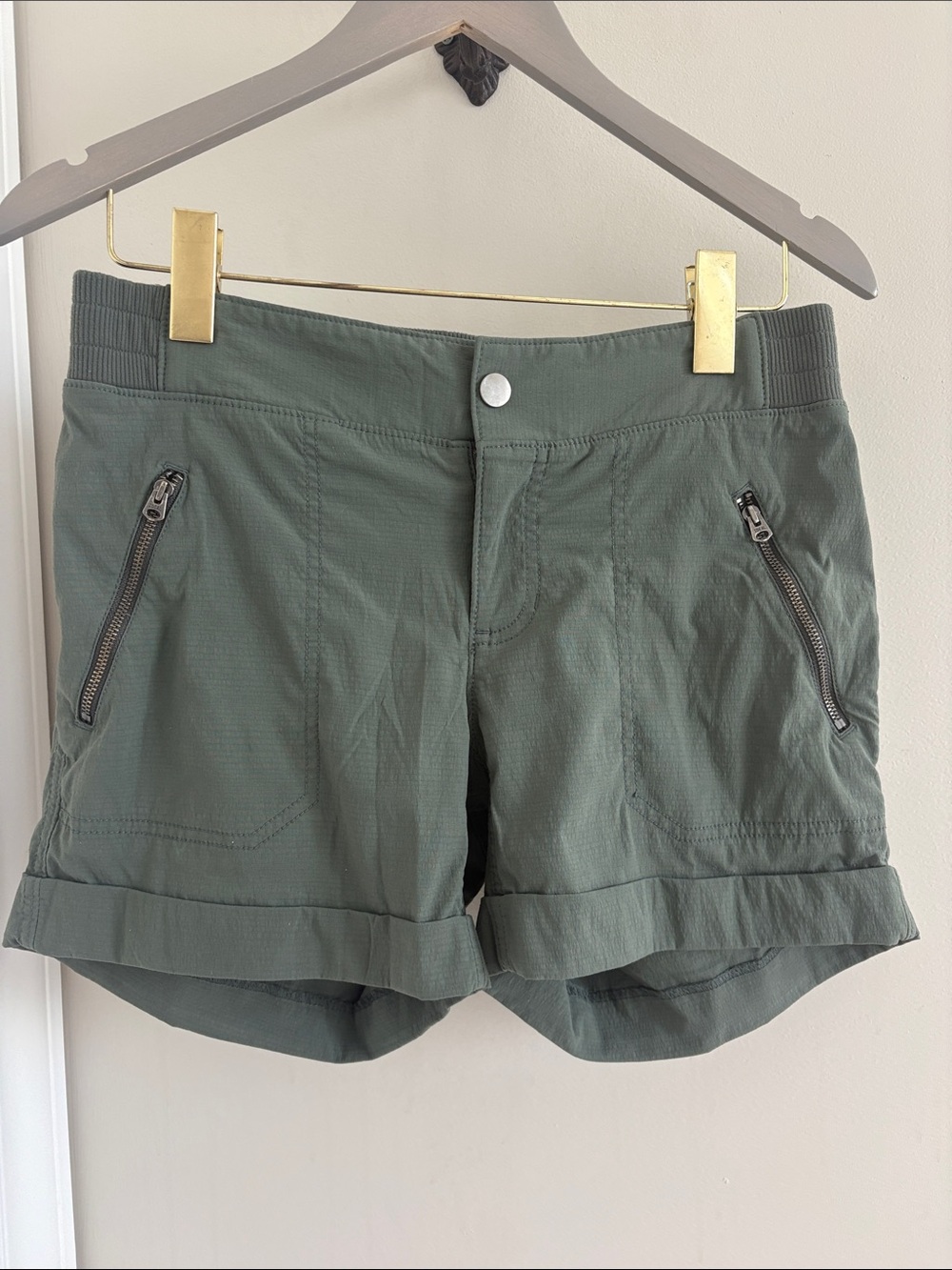 Athleta Trekkie Shortie Women's Shorts Size 8 - Olive Green